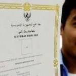Petugas haji memperlihatkan sertifikat badal haji yang akan diberikan kepada keluarga jemaah haji Indonesia.