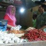 ?

Satu pedagang di Pasar Srimangunan sedang melayani pembeli. Foto:bahri/BANGSAONLINE