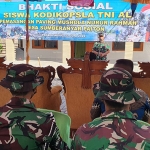 Suasana bakti sosial yang dilakukan siswa TNI AL di Musala Nurur Rahman, Desa Sumberanyar, Kecamatan Paiton, Kabupaten Probolinggo.