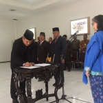 Pj. Wali Kota Kediri Zanariah saat menyaksikan Roni Yusianto melakukan penandatanganan berita acara. (Ist)