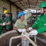 Tim PLN Nusantara Power UP Tanjung Awar-Awar saat memberikan edukasi kepada petani hutan saat akan membuat FABA.