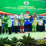 Gubernur Jawa Timur Khofifah Indar Parawansa meluncurkan logo dan maskot yang akan digunakan untuk pelaksanaan Pekan Olahraga Provinsi (Porprov) VI tahun 2019. foto: DIDI ROSADI/ BANGSAONLINE