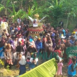 Suasana rebutan gunungan masyarakat Desa Bogo, Kecamatan Kapas, Bojonegoro.