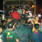 Bonek Mania diangkut dengan truk milik Satpol PP Kota Kediri menuju perbatasan kota. (foto: ist)