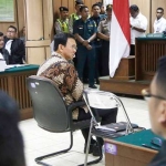 Gubernur Jakarta Basuki Tjahaja Purnama atau Ahok, menjalani sidang kasus penistaan agama di Pengadilan Negeri Jakarta Utara, 13 Desember 2016. foto: REUTERS
