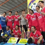 Tim Wankum FC saat foto bersama Kapolres Tanjung Perak Surabaya, AKBP Antonius Agus Rahmanto.