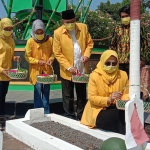 Ketua DPD Golkar Kabupaten Pasuruan Hj. Rias Yudikari Drastika (duduk) saat tabur bunga di TMP Bangil.