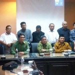 Anggota Fraksi PKS DPRD Jawa Timur (duduk) bersama Ketua Fraksi PKS DPRD Kaupaten/Kota se-Jatim saat launching Hari Aspirasi. foto: DIDI ROSADI/ BANGSAONLINE