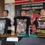 Kasatreskrim Polres Jombang, AKP Dimas Robin Alexander saat tunjukkan barang bukti pakaian yang dipakai konvoi. Foto: Aan Amrulloh/BANGSAONLINE