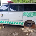 Pelaku menggasak 4 velg beserta roda mobil ambulans dengan nopol S 8470 EP milik Pemdes Mandirejo, Kecamatan Merakurak, Kabupaten Tuban.