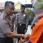 Kapolres Ponorogo AKBP Ricky Purnama saat menginterogasi pelaku. foto: BANGSAONLINE