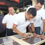 Kapolres Pelabuhan Tanjung Perak AKBP Antonius Agus Rahmanto sedang menandatangani prasasti.