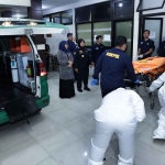 Petugas dari RS Bhayangkara saat mengidentifikasi korban reruntuhan Ponpes Al Khoziny, Sidoarjo.