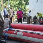 Para personel Linmas dibantu Satpol PP sedang mengecek perahu karet satu per satu. (foto: ist).