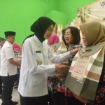 Wali Kota Kediri saat menyerahkan tali asih kepada 13 orang pendidik dan tenaga kependidikan IGTKI Kecamatan Pesantren yang purna tugas. (Ist). 