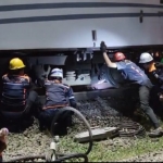 Petugas saat mengevakuasi rangkaian KA Purwojaya yang anjlok.