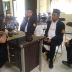 Tim Bapaslon Perseorangan M Yasin - Gunawan saat mendatangi Bawaslu untuk mengadukan proses verifikasi faktual yang dilakukan oleh KPU Kota Surabaya. (foto: ist).