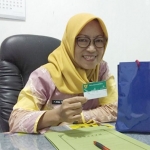 P. Dyah Pentakaryati, Sekretaris Bappeda Kab. Madiun, menunjukkan kartu JKN-KIS miliknya.