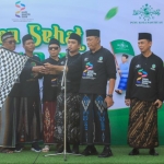 Wali Kota Pasuruan, Adi Wibowo saat memberangkatkan peserta jalan sehat sarungan