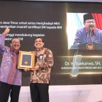 Gubernur Jatim Menerima Penghargaan Tokoh Standardisasi oleh Kepala BSN Pada Pembukaan Bulan Mutu Nasional di Grand City Convex Surabaya. foto: ist