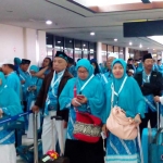 TANPA TRANSIT: Jemaah Umrah Ebad Wisata saat berangkat menuju Madinah dari Bandara Internasional Juanda, Selasa (29/11). foto: mustain/ bangsaonline
