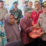 Kapolresta Sidoarjo Kombes Pol Sumardji menyerahkan bantuan paket sembako untuk para korban banjir.