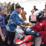 Wali Kota Kediri, Abdullah Abu Bakar, saat melayani salah satu warga secara drive thru. Foto: Ist