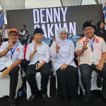 Kang Irwan duduk bersama Khofifah-Emil dalam kampanye Pilgub Jatim 2024. foto: istimewa.