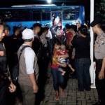 KLOTER KETIGA: Sebanyak 185 eks Gafatar tiba di Asrama Transito Disnakertranduk Jatim, di Surabaya, Minggu (24/1) malam. foto detik.com