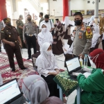 Kapolres Probolinggo Kota, AKBP RM Jauhari saat memantau vaksinasi merdeka untuk para santri.