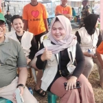 Adinda Denisa saat bersama tokoh masyarakat di sekitar Kecamatan Gempol, Kabupaten Pasuruan.