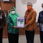 Wabup Aminatun Habibah didampingi Sekda Achmad Washil Miftahul Rachman saat menerima piagam APIP level 3. foto: SYUHUD/ BANGSAONLINE