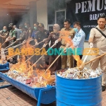 Kepala Kantor Bea dan Cukai Kediri, Sunaryo, dan para undangan secara simbolis saat melakukan pembakaran barang bukti. Foto: MUJI HARJITA/BANGSAONLINE