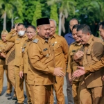 Bupati Gresik ketika berjabat tangan dengan para kepala OPD usai apel pagi. Foto: Ist