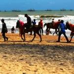 Menunggang kuda di pasir pantai Slopeng, satu wahana alami yang ditawarkan di Pantai Slopeng.foto:lukman/BANGSAONLINE