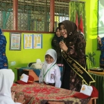 Bupati Mojokerto, Ikfina Fahmawati, saat menjadi guru sehari di SDN Bangsal.