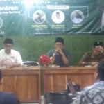 H. Abdul Ghofur (pegang mik) saat diskusi di DPC PKB Lamongan.
