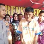 Tersangka penjual istri, Ardian Elga Mahardani saat dimintai keterangan oleh Kapolres Tuban AKBP Ruruh Wicaksono.