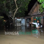 Kondisi banjir di Desa Kademangan, Kecamatan Mojoagung. Ketinggian air mencapai pusar orang dewasa. foto: RONY SUHARTOMO/ BANGSAONLINE