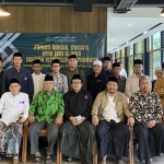 Para kiai peserta bahtsul masail foto bersama. Foto: Ist