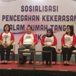 Pemkot Surabaya membentuk Kader Pusat Krisis Berbasis Masyarakat (PKBM) di kecamatan dan satgas perlindungan perempuan dan anak di tiap kelurahan untuk meminimalisir KDRT.