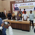 Kasatreskrim Polres Pamekasan AKP Doni Setiawan saat memimpin rilis pers ungkap kasus pemerkosaan anak di bawah umur.