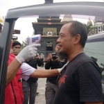 Salah satu sopir mobil saat dicek suhu menggunakan thermo gun.