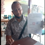Yusuf Wibisono S.H., saat menunjukkan surat kuasa atas sidang praperadilan kasus broker ASN. (foto: BAMBANG/ BANGSAONLINE)
