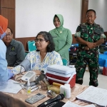 Pj Wali Kota Kediri Zanariah saat cek kesehatan sebelum mengikuti donor darah di Makodim 0809 Kediri. Foto: Ist.