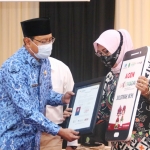 Wali Kota Pasuruan Saifullah Yusuf saat menyerahkan bantuan CSR dari Bank Jatim secara simbolis.