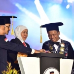 Rektor UTM Dr. Safi (kanan) saat membuka PPKMB bersama Khofifah Indar Parawansa.