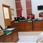 Terdakwa saat menjalani sidang di Ruang Garuda I PN Surabaya