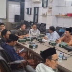 Ketua DPRD Gresik M. Syahrul Munir bersama Ketua Komisi II Wongso Negoro saat memimpin rapat dengan OPD terkait membahas usaha tambak udang. Foto: SYUHUD/BO