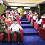 NONTON BARENG: Bupati H Saiful Ilah mencoba Bioskop Mini bernama Bolam milik Perpustakaan Sidoarjo, Rabu (16/1). foto ist